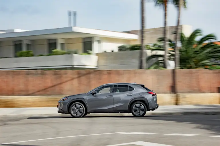 Lexus UX Hybrid - nuove foto - 17