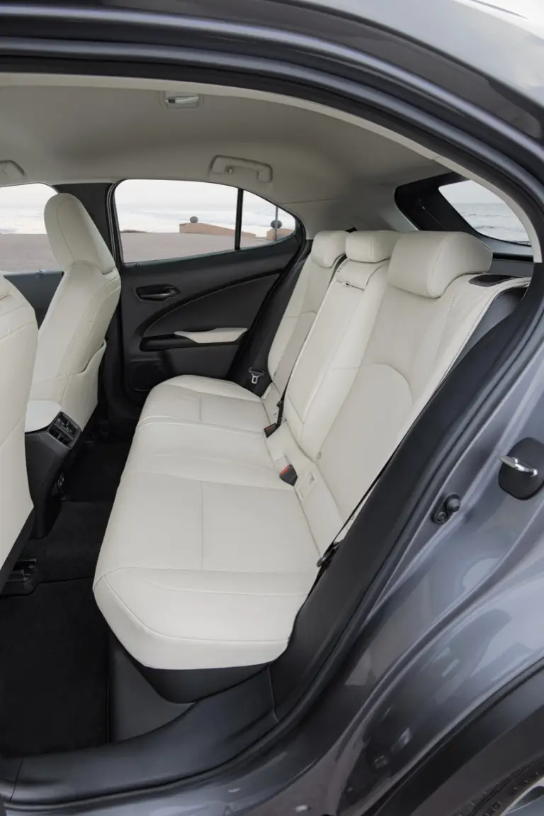 Lexus UX Hybrid - nuove foto - 46