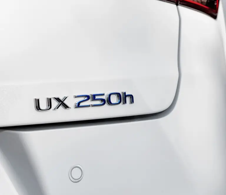 Lexus UX Hybrid - nuove foto - 70
