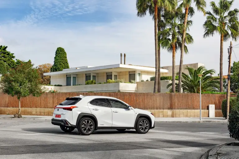 Lexus UX Hybrid - nuove foto - 125