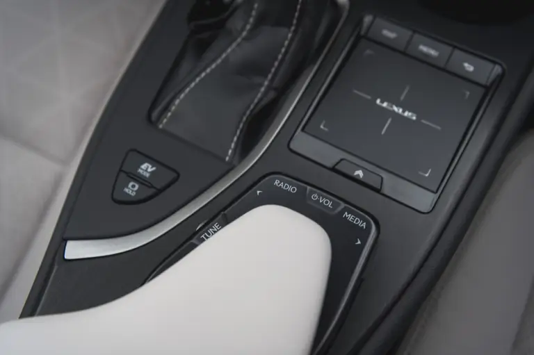 Lexus UX Hybrid - nuove foto - 194