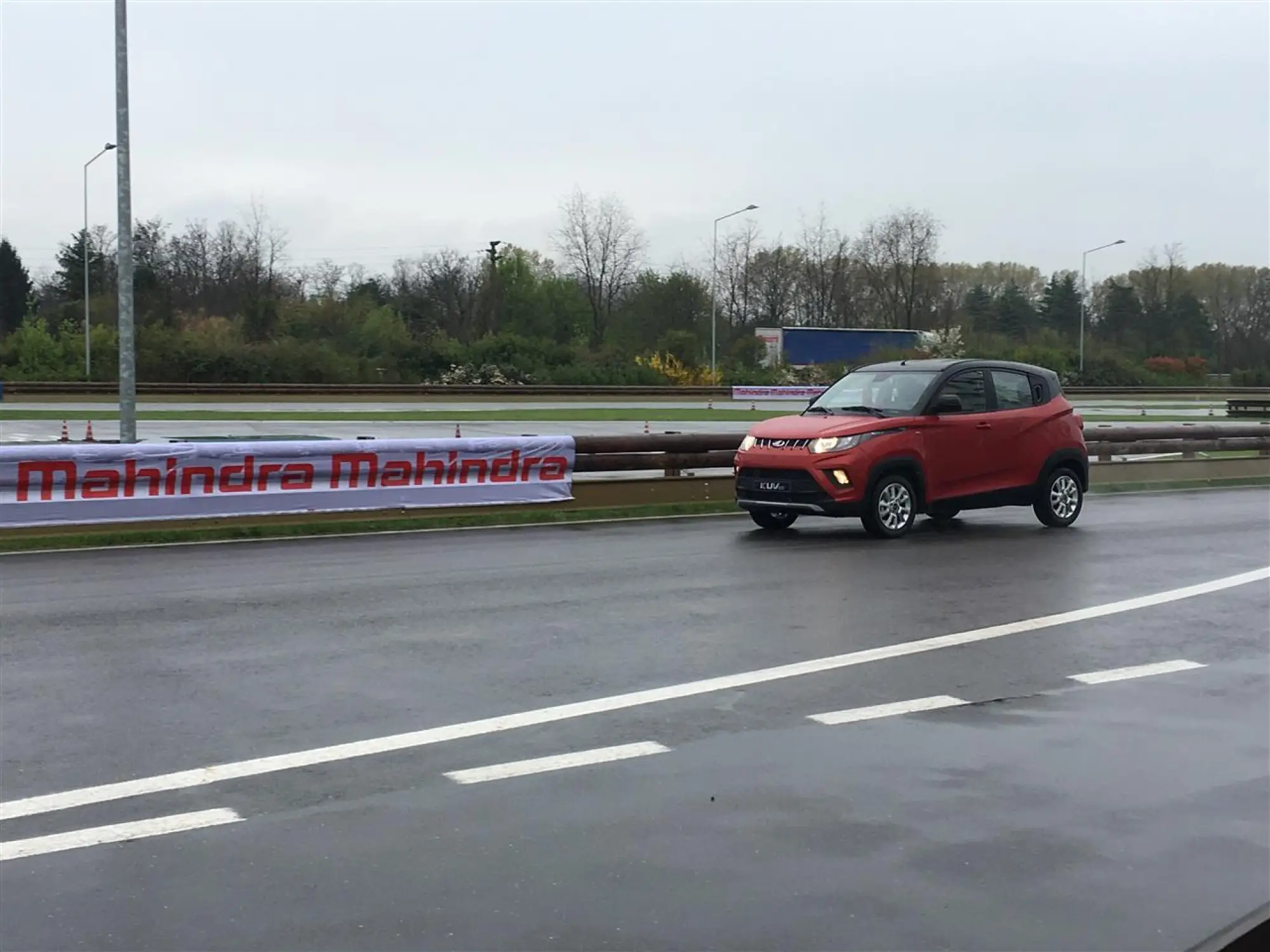 Mahindra KUV100 test drive Lainate - 28