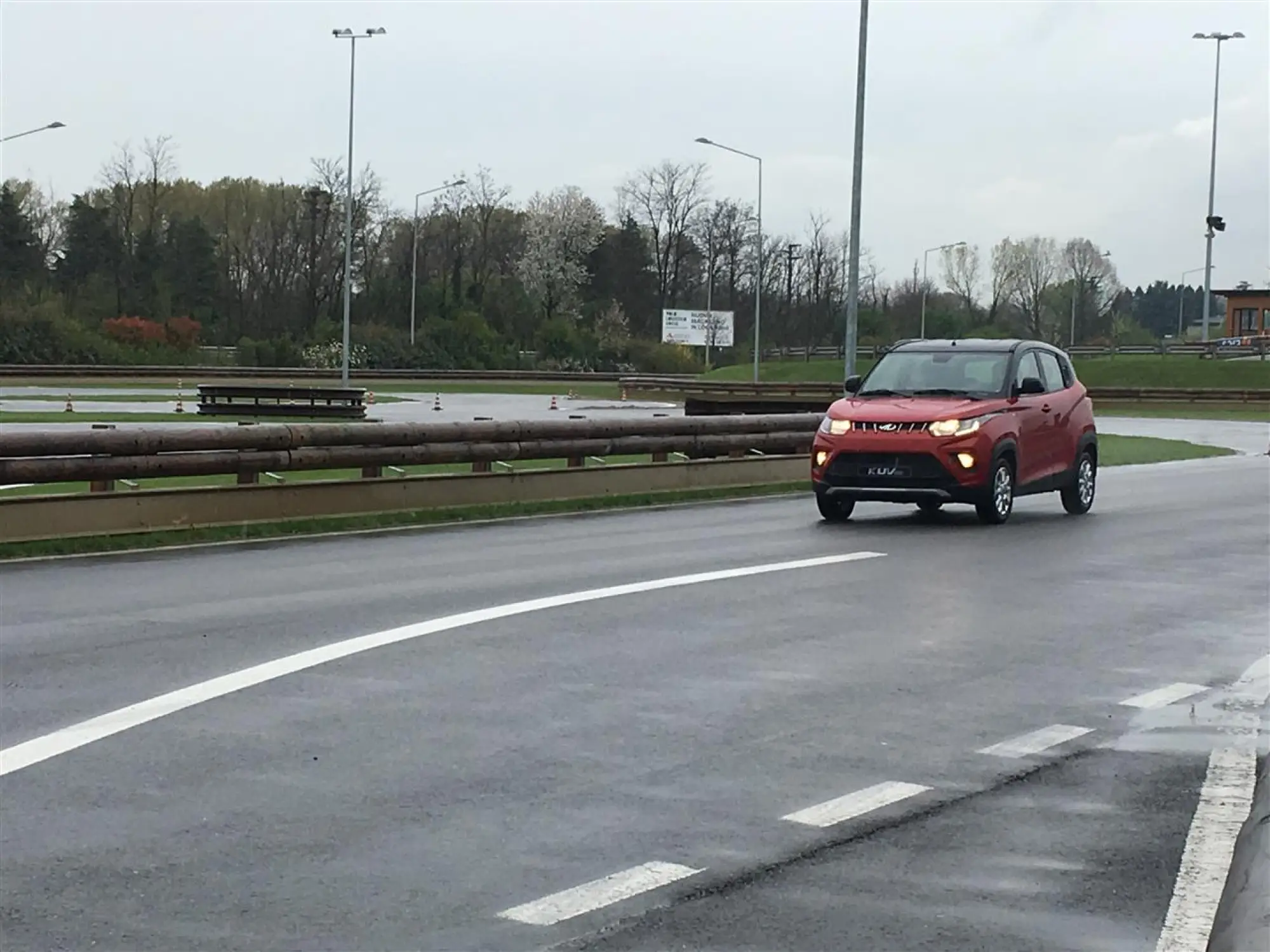 Mahindra KUV100 test drive Lainate - 30