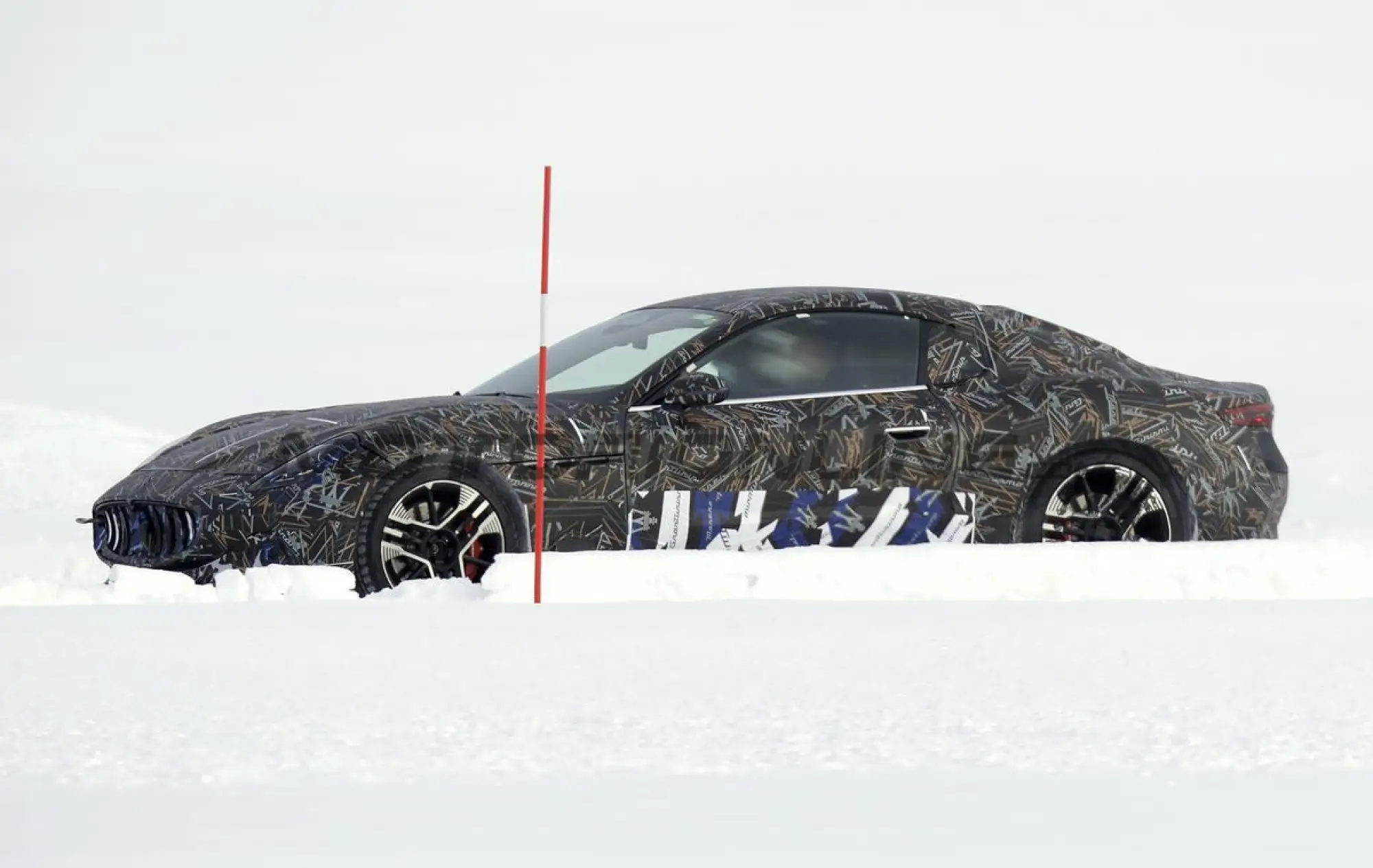Maserati GranTurismo E - Foto spia 14-03-2022 - 5