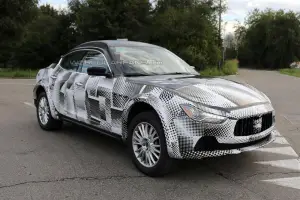 Maserati Levante - foto spia - 7