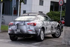 Maserati Levante - foto spia - 9