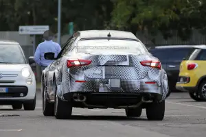 Maserati Levante - foto spia - 10