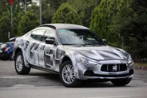 Maserati Levante - foto spia - 1