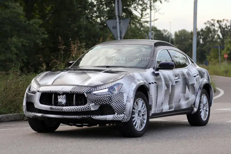 Maserati Levante - foto spia - 12