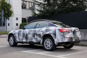 Maserati Levante - foto spia - 14