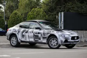 Maserati Levante - foto spia - 16