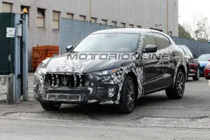 Maserati Levante GTS foto spia 4 novembre 2017