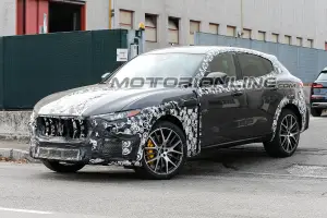 Maserati Levante GTS foto spia 4 novembre 2017