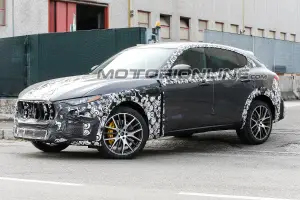 Maserati Levante GTS foto spia 4 novembre 2017