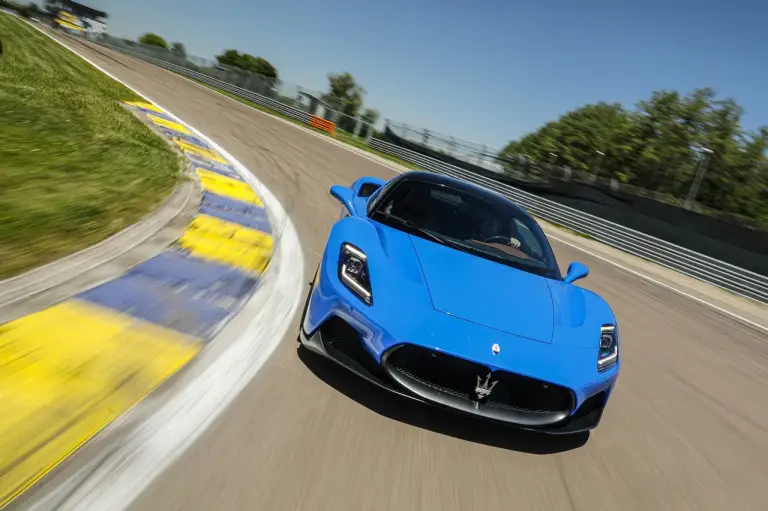 Maserati MC20 - prova su strada e in pista - 18