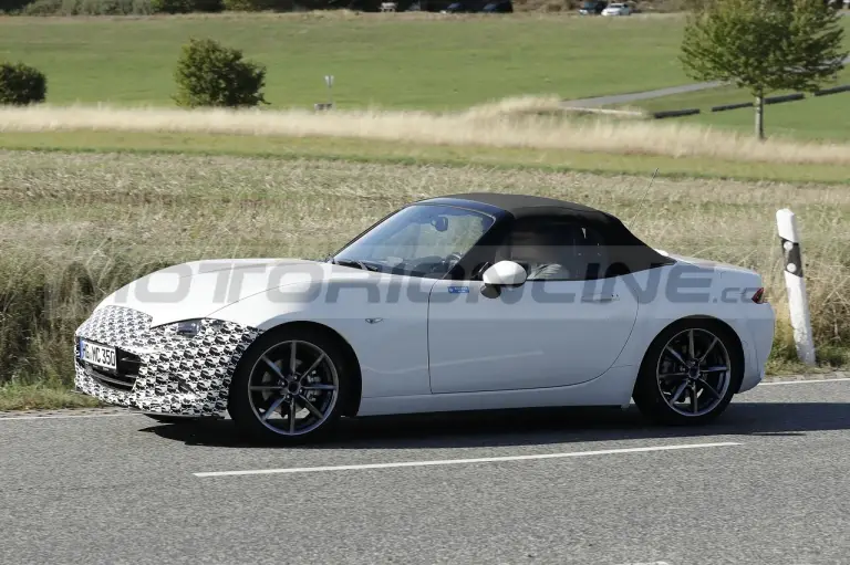 Mazda MX-5 2025 - Foto Spia 13-09-2022 - 4