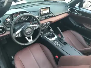 Mazda Mx-5 RF: prova su strada - 24