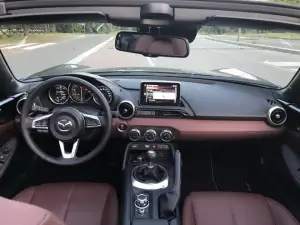 Mazda Mx-5 RF: prova su strada - 27