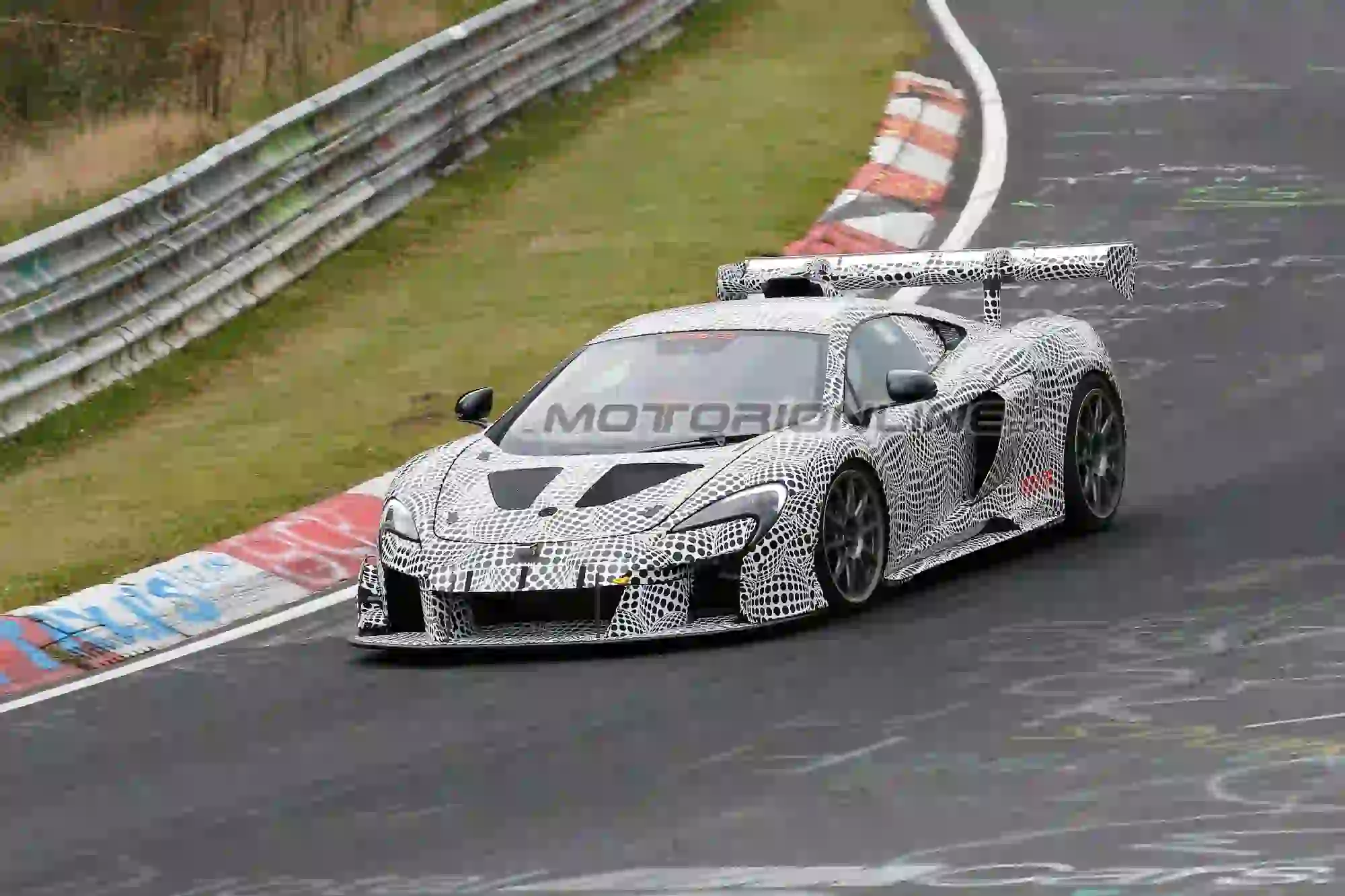 McLaren 675LT foto spia 21 settembre 2017 - 3