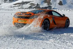 McLaren MP4-12C Spider sulla neve - 2