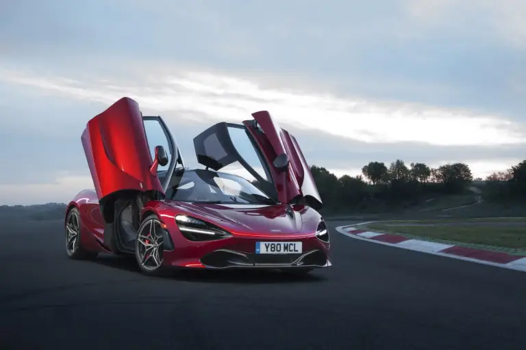 McLaren Red 720S e Vega Blue 570S Spider - 2