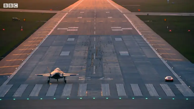 McLaren Speedtail vs F-35 Fighter Jet - 4