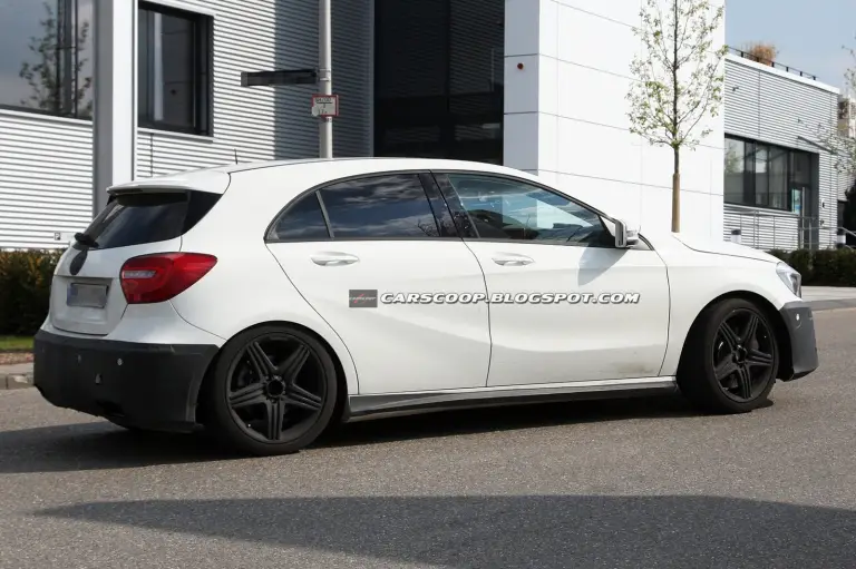 Mercedes A25-A45 AMG 2013 foto spia aprile 2012 - 5