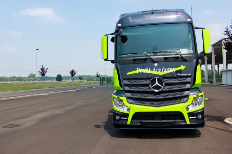 Mercedes Actros - Evento Shaping Future Transportation 10-06-2015 - 11
