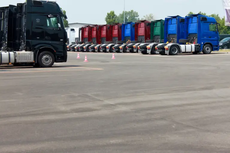 Mercedes Actros - Evento Shaping Future Transportation 10-06-2015 - 29