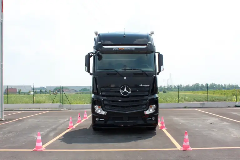 Mercedes Actros - Evento Shaping Future Transportation 10-06-2015 - 43