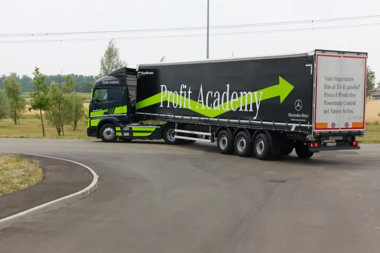 Mercedes Actros - Evento Shaping Future Transportation 10-06-2015 - 58