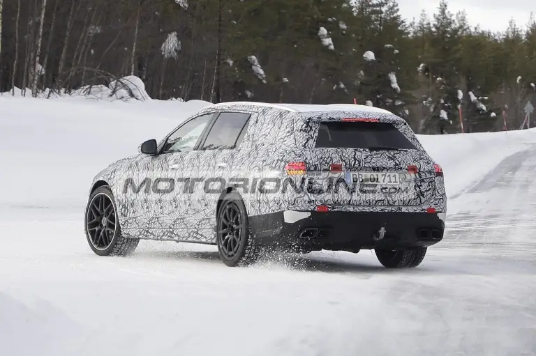 Mercedes AMG C63 wagon - Foto spia 26-2-2021 - 1
