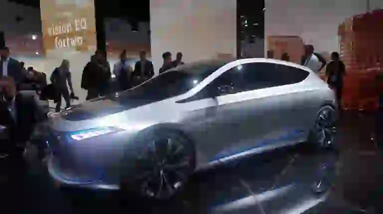 Mercedes-Benz Concept EQA Foto Live - Salone di Francoforte 2017 - 1