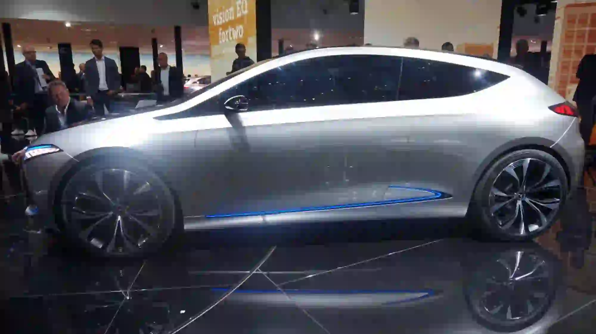 Mercedes-Benz Concept EQA Foto Live - Salone di Francoforte 2017 - 2