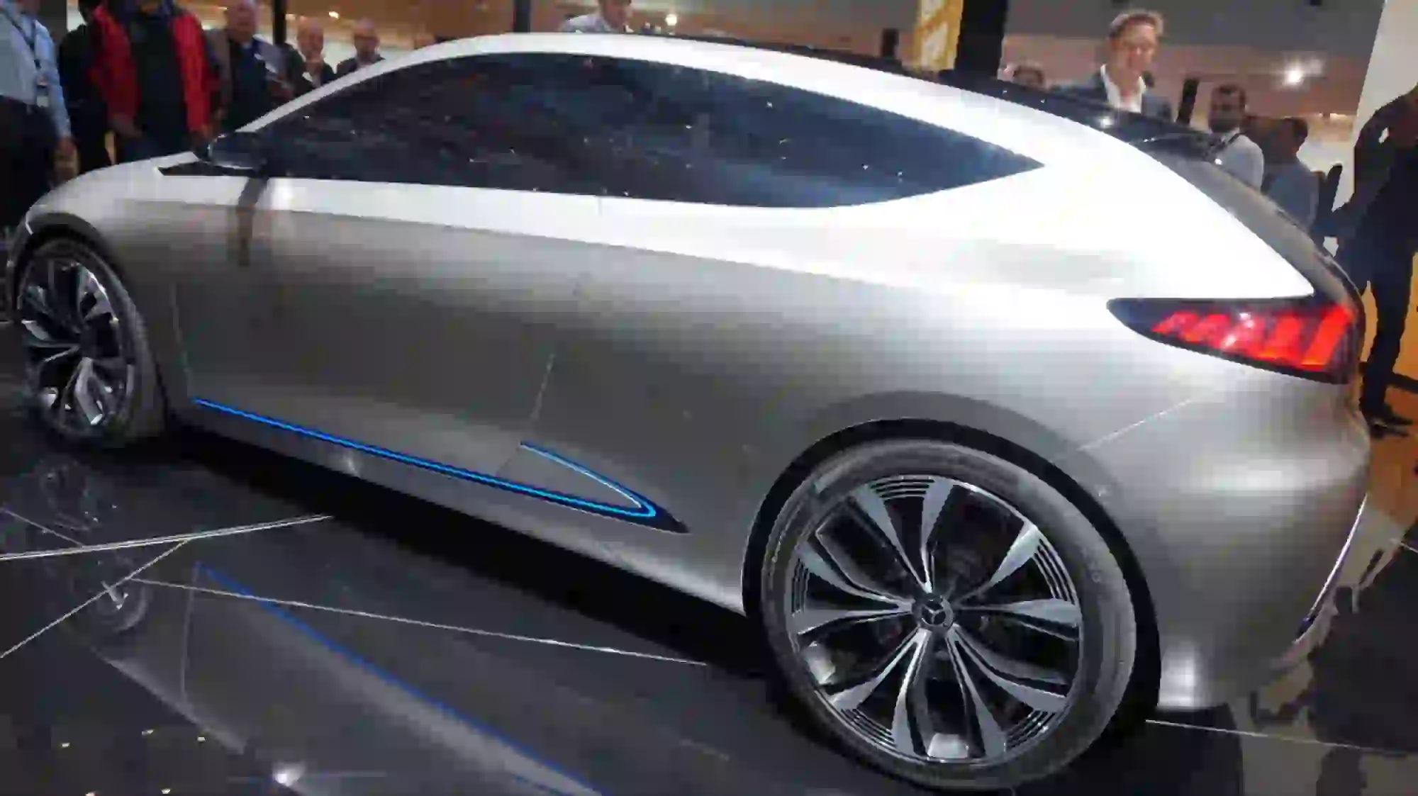 Mercedes-Benz Concept EQA Foto Live - Salone di Francoforte 2017 - 4