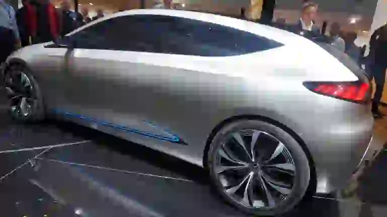 Mercedes-Benz Concept EQA Foto Live - Salone di Francoforte 2017 - 4