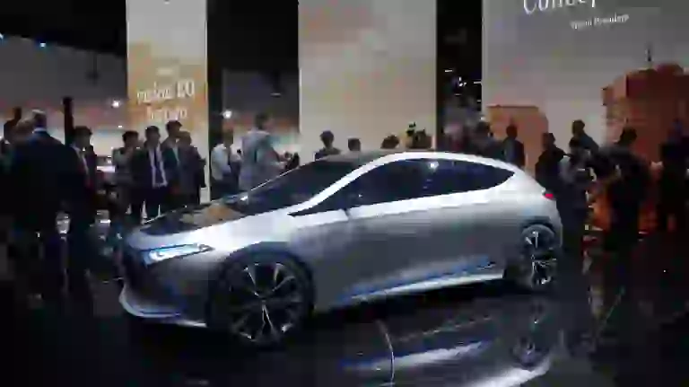 Mercedes-Benz Concept EQA Foto Live - Salone di Francoforte 2017 - 7