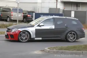Mercedes C63 AMG Black Series Station Wagon - Foto spia 02-12-2011 - 3