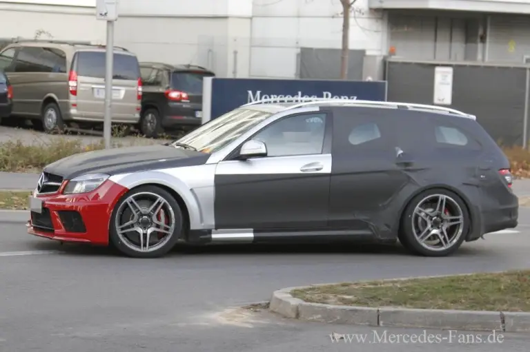 Mercedes C63 AMG Black Series Station Wagon - Foto spia 02-12-2011 - 3