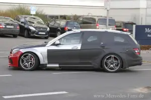 Mercedes C63 AMG Black Series Station Wagon - Foto spia 02-12-2011 - 4