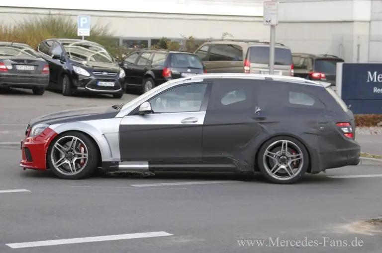 Mercedes C63 AMG Black Series Station Wagon - Foto spia 02-12-2011 - 4