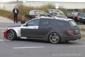 Mercedes C63 AMG Black Series Station Wagon - Foto spia 02-12-2011 - 5