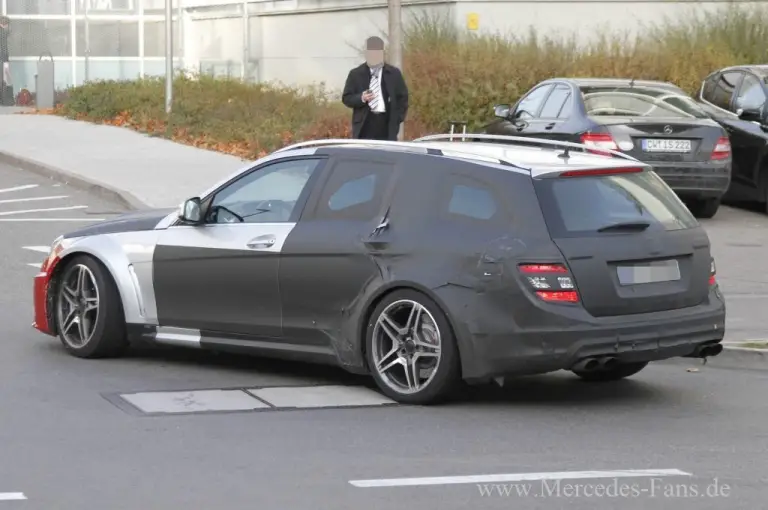 Mercedes C63 AMG Black Series Station Wagon - Foto spia 02-12-2011 - 6