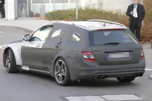 Mercedes C63 AMG Black Series Station Wagon - Foto spia 02-12-2011 - 7