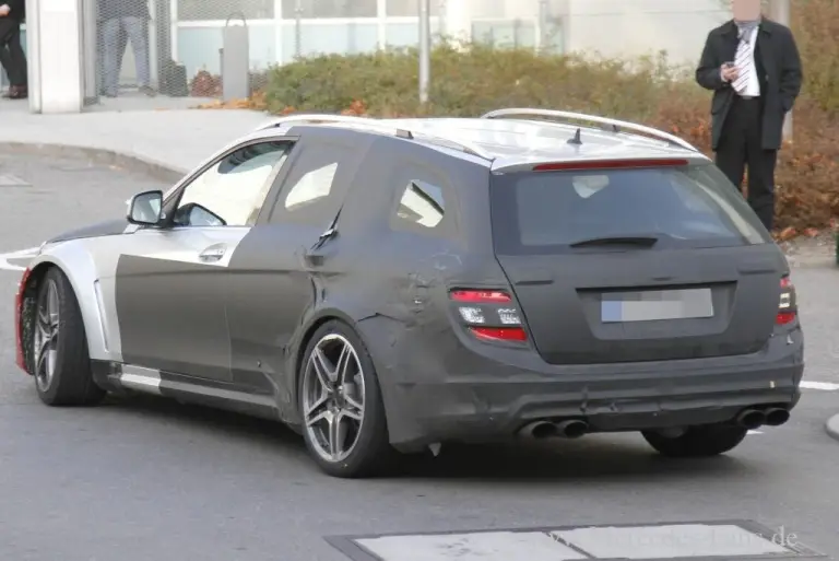 Mercedes C63 AMG Black Series Station Wagon - Foto spia 02-12-2011 - 7