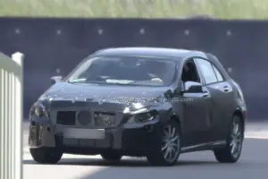 MErcedes Classe A cinque porte foto spia - 5