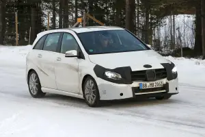 Mercedes Classe B Facelift - Foto spia 12-12-2013