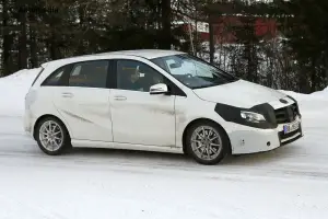 Mercedes Classe B Facelift - Foto spia 12-12-2013