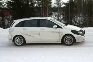 Mercedes Classe B Facelift - Foto spia 12-12-2013