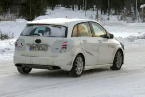 Mercedes Classe B Facelift - Foto spia 12-12-2013